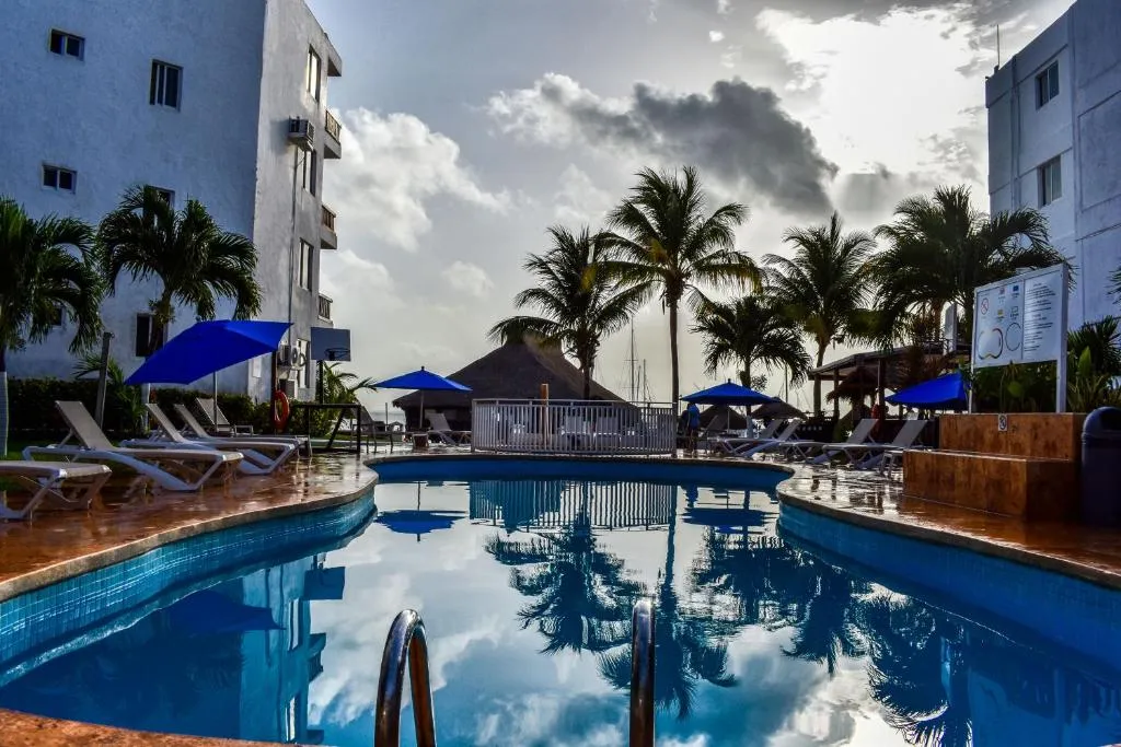 Hotel frente al mar en Cancún con alberca y acceso directo a la playa del Caribe