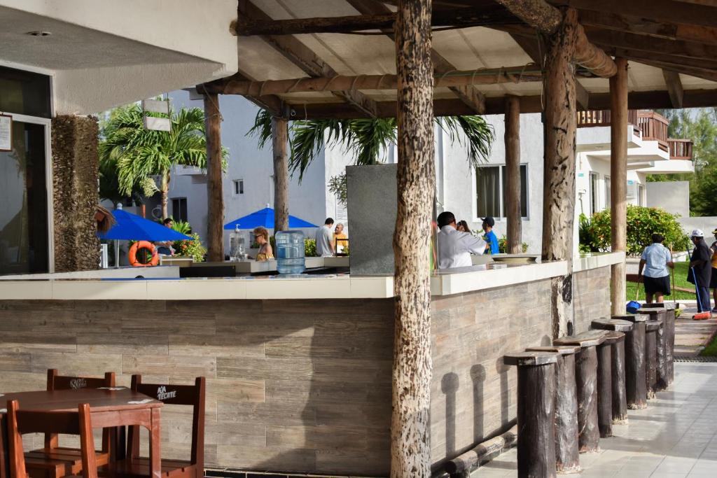 Playa privada con camastros y palapas en Imperial Las Perlas hotel frente al mar en Cancún